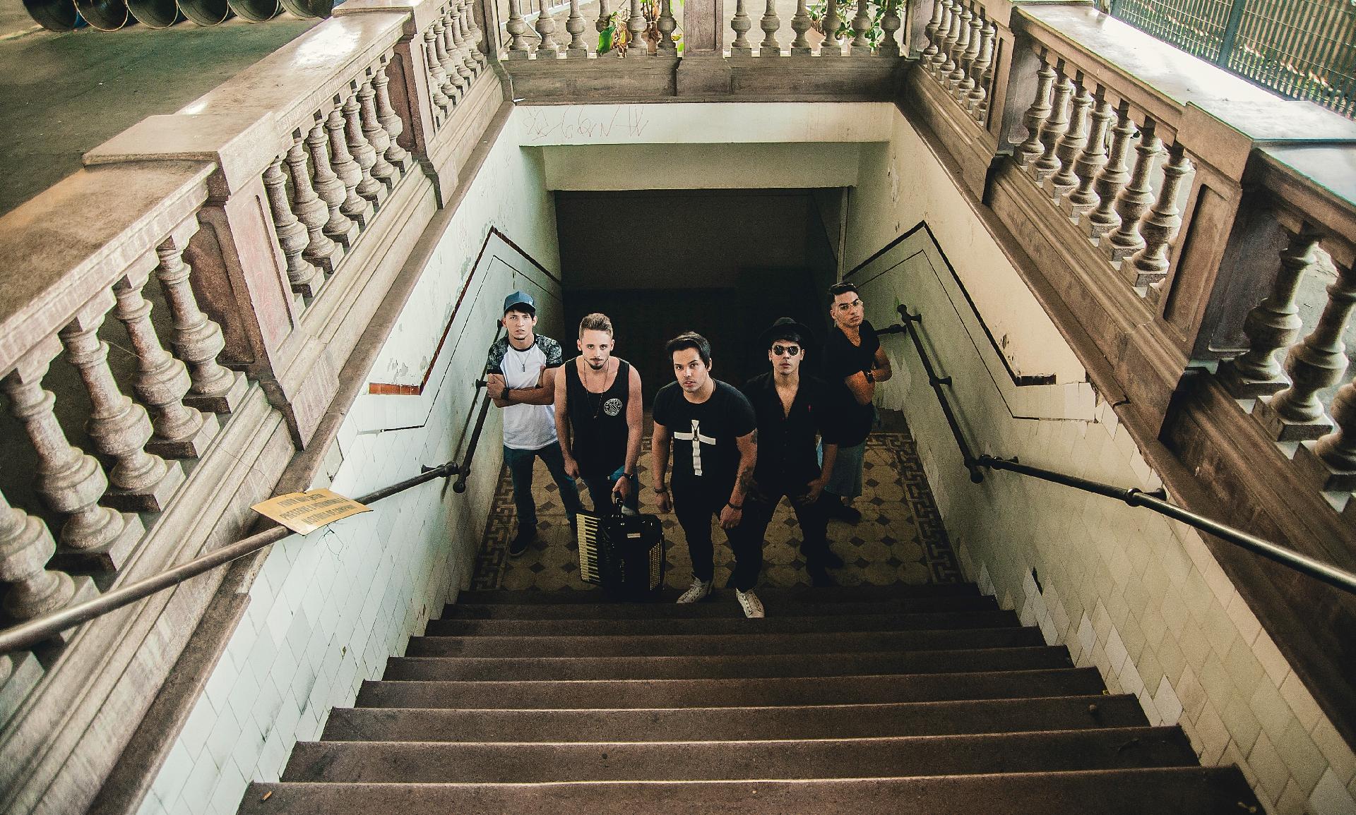 Os integrantes da banda Muranno: Diego Torres (voz), Tiago Kosta (guitarra e voz), Tom Solano (baterista), Viny Cavalcante (baixo e voz) e Lucas Moraes (sanfoneiro) - Divulgação