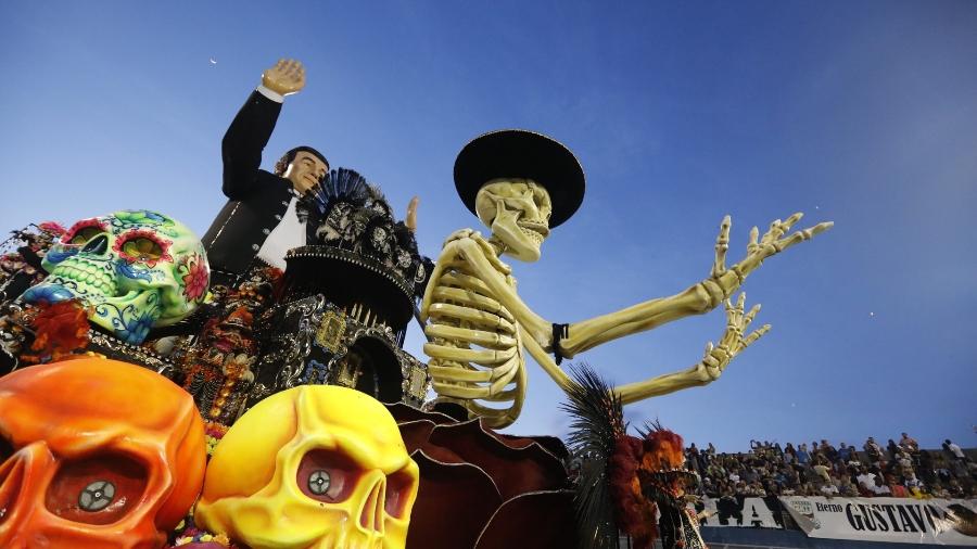 Fantasia e maquiagem retrataram tradições mexicanas, como o "Dia de los Muertos": celebração