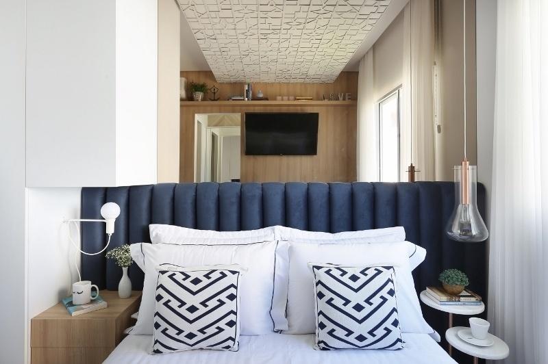 A ideia da arquiteta era criar uma espécie de renda no teto de gesso. Para isso, ela utilizou laminados vazados de bambu, que criam geometrias variadas, e os pintou de branco. O recurso ainda tem efeito multiplicado graças ao espelho da cabeceira. Os laminados são autoadesivos e podem ser aplicados em qualquer superfície interna lisa e limpa. Projeto: Anna Parisi Arquitetura + Design - Mariana Orsi / Divulgação