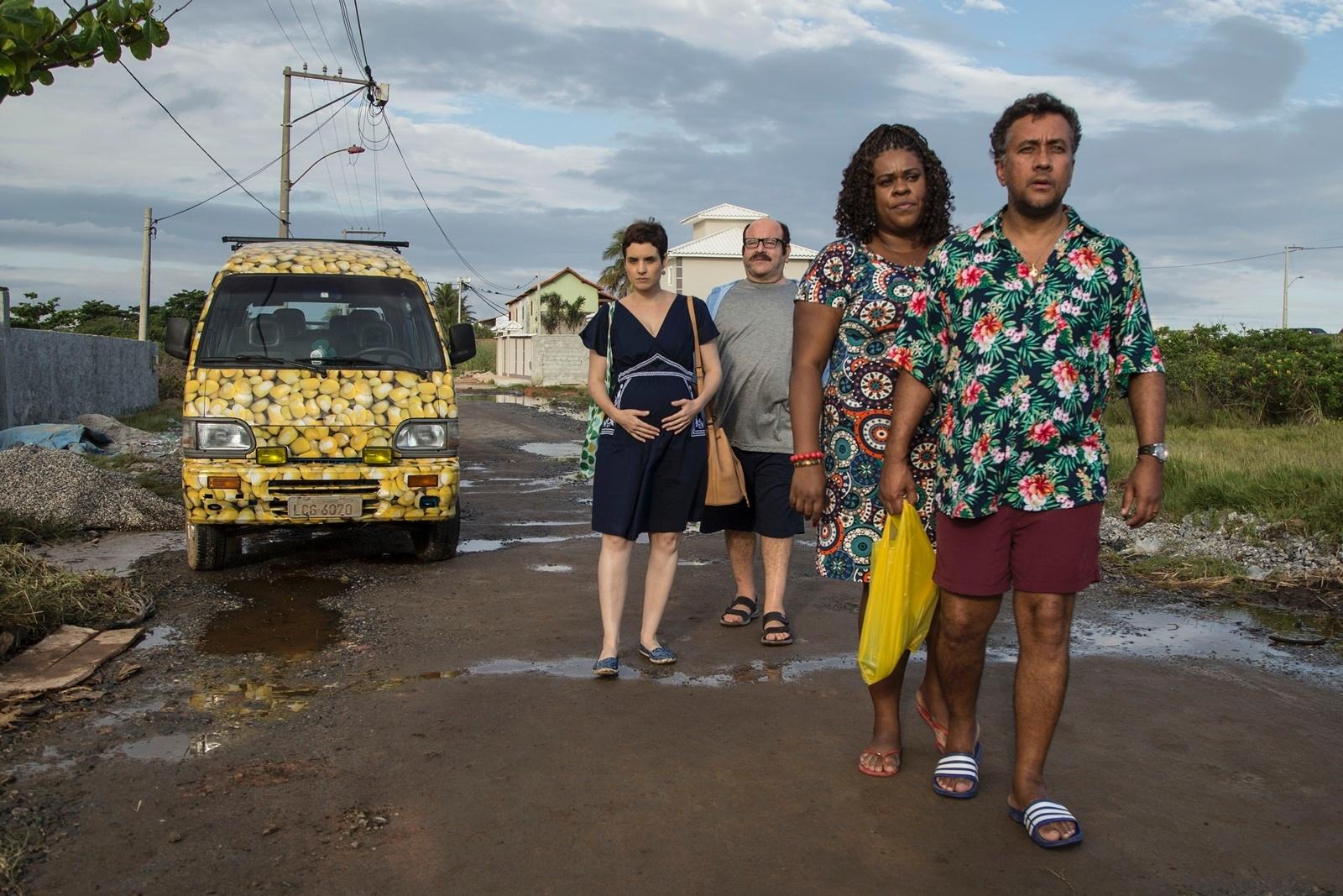Cena do filme "Os Farofeiros", que mostra a história de um grupo de amigos passando perrengues na praia - Divulgação