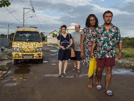 Cena do filme "Os Farofeiros", que mostra a história de um grupo de amigos passando perrengues na praia - Divulgação