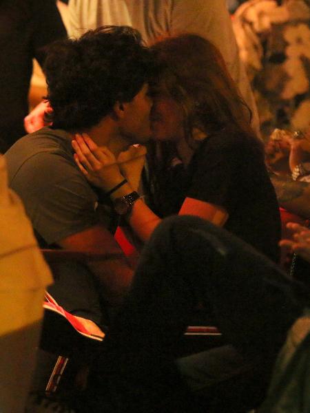 Gabriel Fuentes e Jeniffer Oliveira se beijam em restaurante no Rio - AgNews