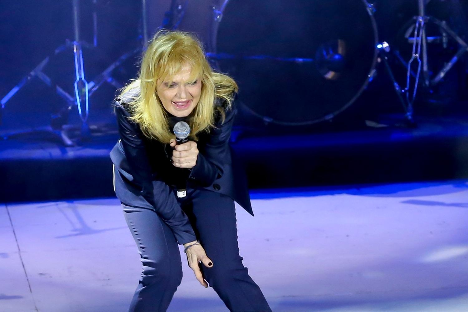 Cantora Rita Pavone passa mal e sai carregada do palco em show no Brasil - Manuela Scarpa/Brazil News