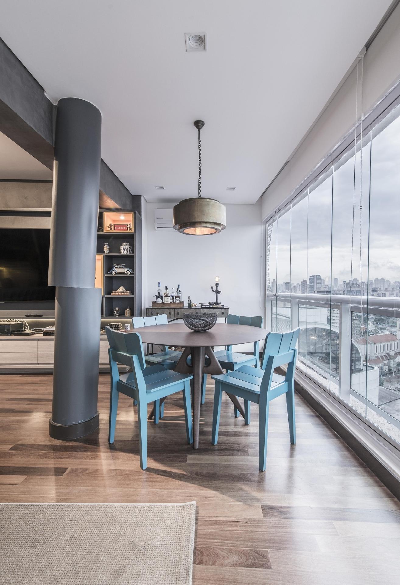 Com a remoção da parede e do caixilho que dividiam a sala e a varanda do apartamento, o arquiteto Pietro Terlizzi descobriu dois dutos de água pluvial que descem da cobertura do prédio até o subsolo e seria impossível removê-los ou deslocá-los. O jeito foi criar um pilar falso, tornando esse elemento uma espécie de escultura - Guilherme Pucci | Divulgação