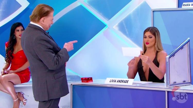 Silvio Santos entrega a Lívia Andrade carta anônima que a acusa de maltratar funcionários - Reprodução/SBT - Reprodução/SBT