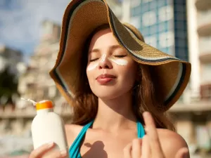 Lavar muito o rosto e não hidratar pele: 7 erros de beleza comuns no verão