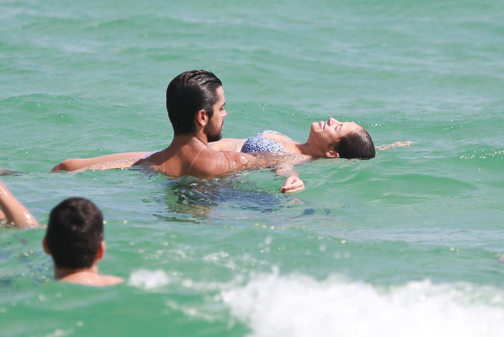 Na água, o casal namorou bastante e se divertiu. Rodrigo até ajudou a namorada a flutuar entre uma onda e outra - Dilson Silva/AgNews