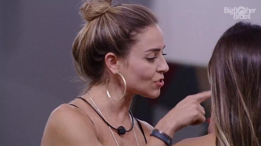 Paula conversa com Hariany após saída de Rodrigo - Reprodução/Globoplay