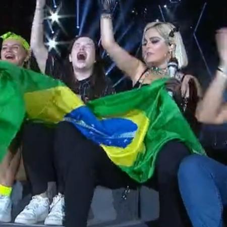 Bebe rexha recebe fãs com bandeira do Brasil no palco Mundo do Rock in Rio - Reprodução/Multishow - Reprodução/Multishow
