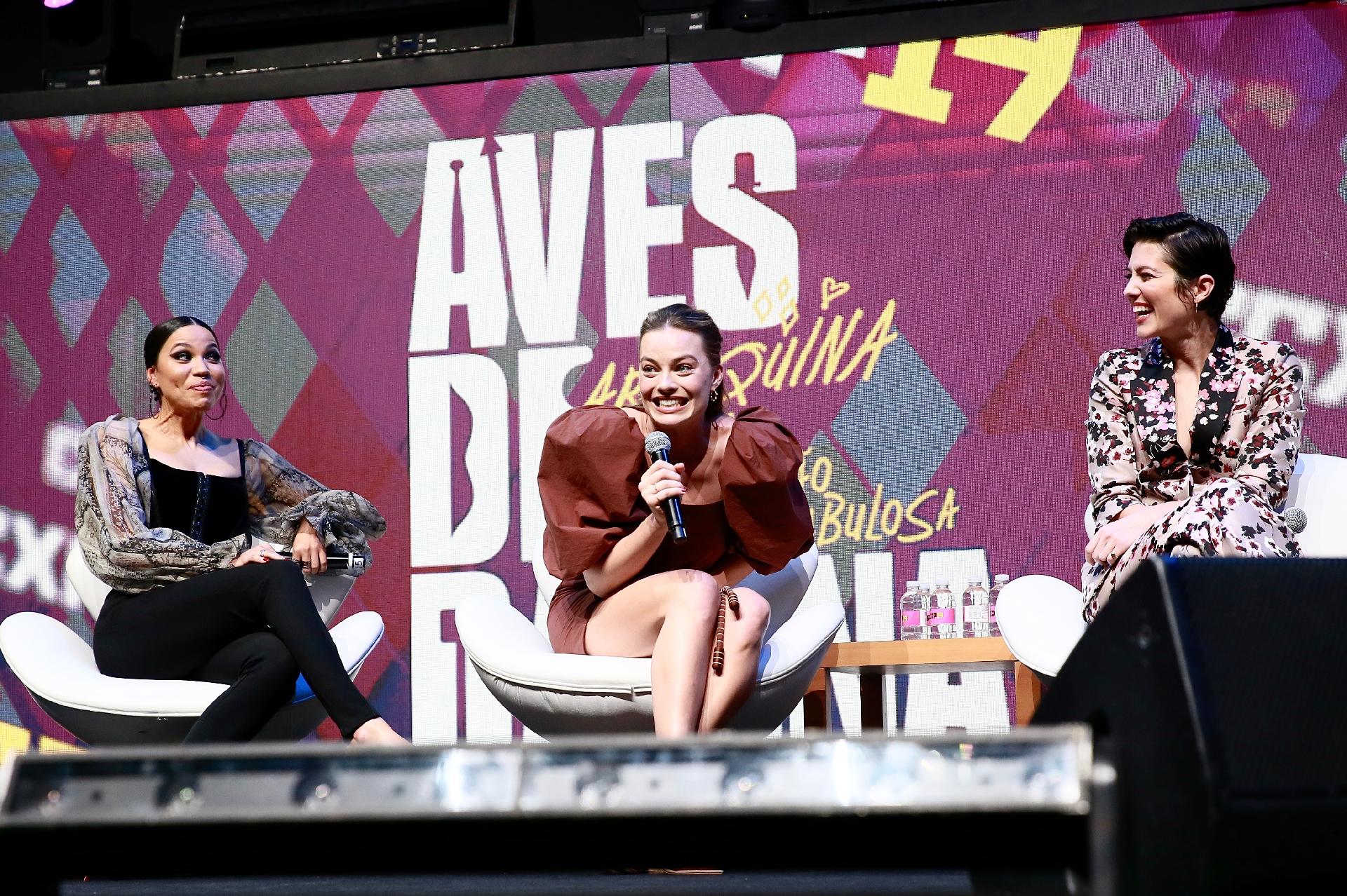 Elenco de Aves de Rapina atende fãs no painel da Warner na CCXP - Iwi Onodera/UOL