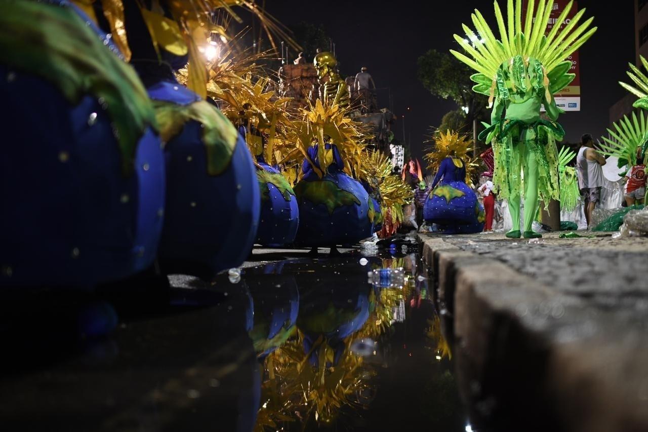 Quanto às alegorias, a Estácio trouxe seis, sendo o abre-alas acoplado a um tripé na comissão de frente - Lucas Landau/UOL