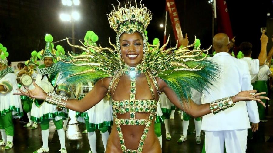 Pela Imperatriz Leopoldinense, cantora Iza agita Marquês de Sapucaí com fantasia verde e dourada - Rogério Fidalgo/AgNews