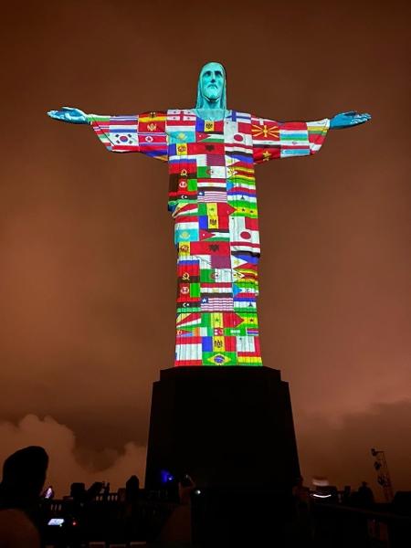 Cristo Redentor iluminado em solidariedade aos países que enfrentam o coronavírus - Reprodução/Twitter/@WalkerViana3