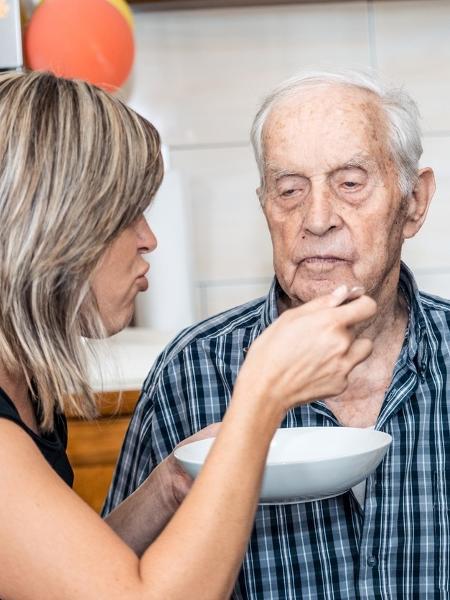 Idoso sendo alimentado - iStock - iStock