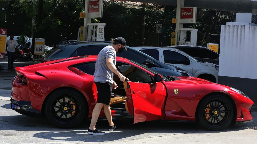 08.08.2020 - Boninho entra em sua Ferrari 812 vermelha, em posto de gasolina no Rio de Janeiro - Rodrigo Adao / AgNews