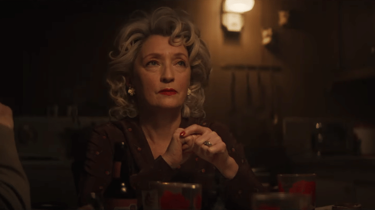 Lesley Manville em cena de 'Let Him Go' - Reprodução/YouTube - Reprodução/YouTube