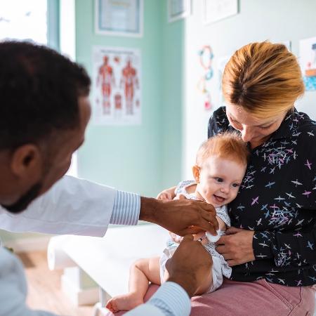 Publicação, que tem brasileiro entre os pesquisadores, revela prevenção de mais de 407 mil casos sintomáticos com a adoção da vacina ampliada para o público infantil - Geber86/iStock