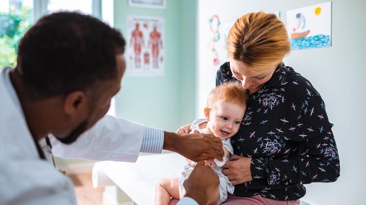Criança tomando vacina - Geber86/iStock - Geber86/iStock
