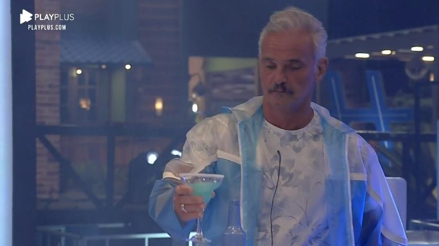 A Fazenda 2020: Mateus Carrieri em festa - Reprodução/PlayPlus