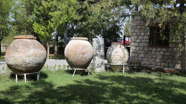 Alguns dos recipientes encontrados nas escavações de domínios do Rei Midas - Getty Images - Getty Images