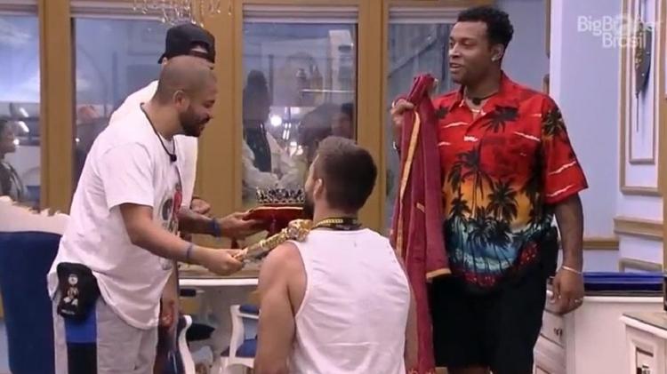 BBB 21: Arthur é coroado por Projota como líder da semana - Reprodução/Globoplay - Reprodução/Globoplay
