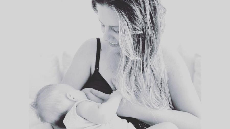 Daiana Garbin posa amamentando Lua, sua filha com Tiago Leifert - Reprodução/Instagram