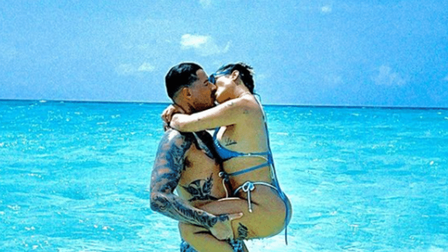 Cleo troca beijão com o marido em cenário paradisíaco - Reprodução/Instagram