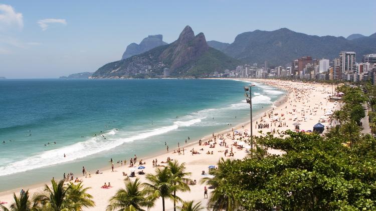 Praia de Ipanema, no Rio de Janeiro. Ao fundo, o famoso Morro Dois Irmãos Praia de Ipanema, no Rio de Janeiro. Ao fundo, o famoso Morro Dois Irmãos