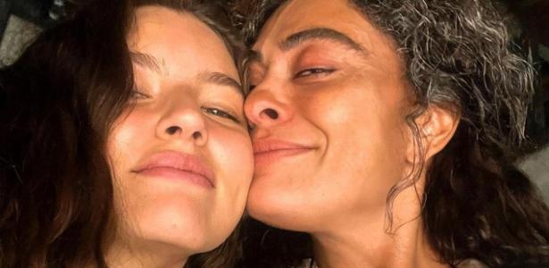 Juliana Paes ao lado da atriz Alanis Guillen nos bastidores de Pantanal