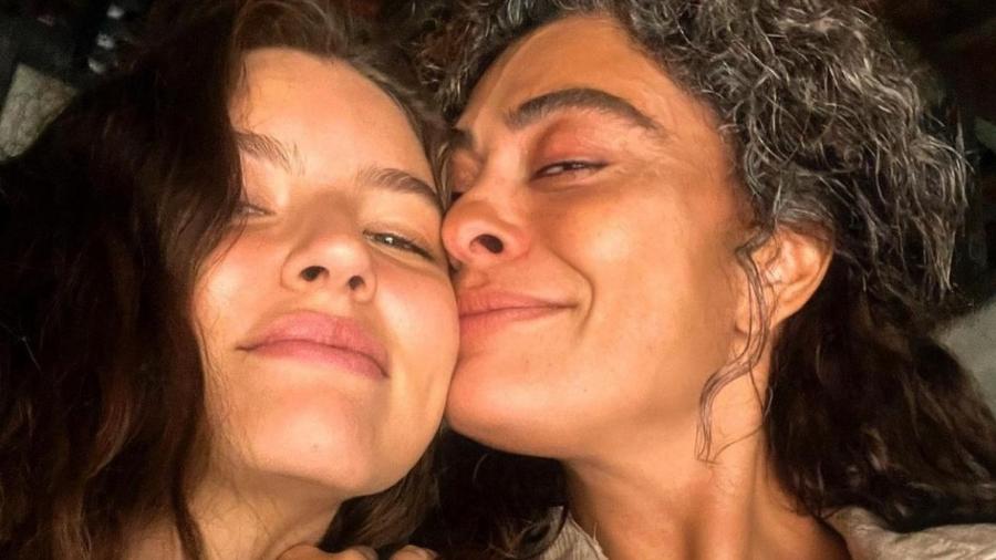 Juliana Paes ao lado da atriz Alanis Guillen nos bastidores de Pantanal - Reprodução/Instagram