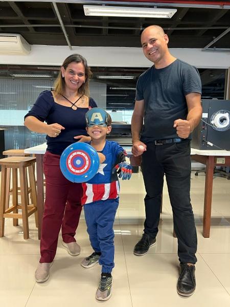 Garoto ganha prótese do Capitão América feita por estudantes  - Divulgação