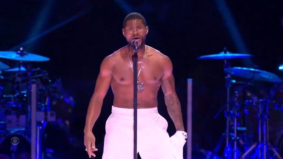 Usher canta sem camisa em show de intervalo do Super Bowl - Reprodução/RedeTV!