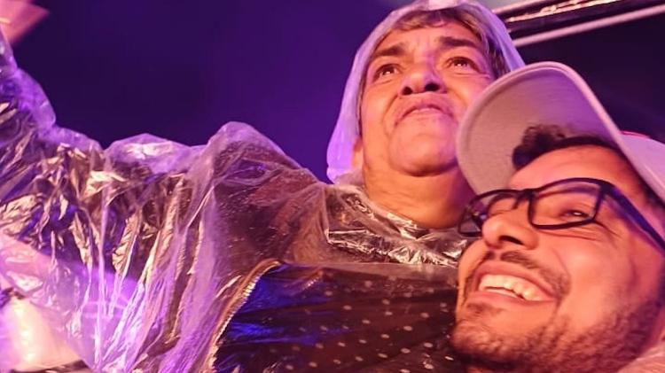 O aniversariante Flávio Rangel trouxe a mãe para o show do Victor & Léo no MorumBis