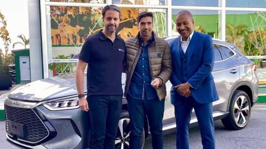 Abel Ferreira recebe modelo da BYD