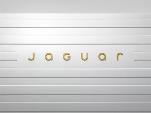 Jaguar muda logo, vira elétrica e apresenta conceito sem vidro traseiro