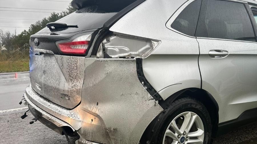 Ford Edge é atingido por um raio nos EUA Ford Edge é atingido por um raio nos EUA