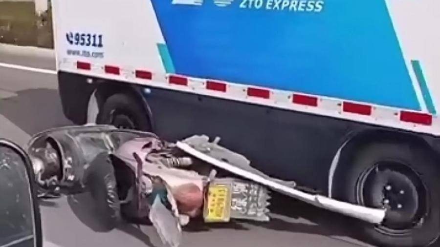 Van autônoma arrasta scooter na China Van autônoma arrasta scooter na China
