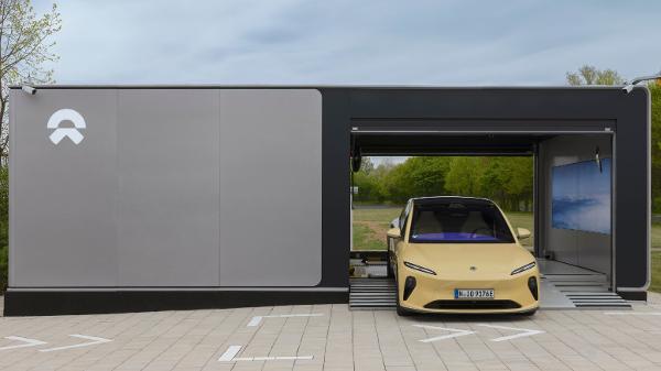 Estação da Nio é capaz de remover bateria vazia e inserir outra, recarregada, de modo automático e mais barato