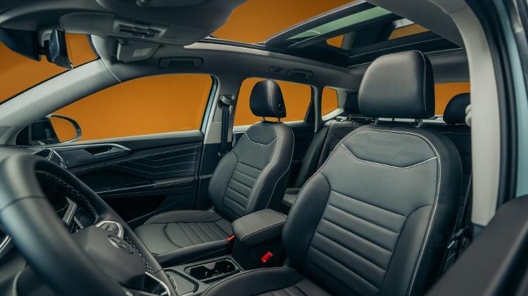 Detalhe dos bancos de couro da versão Highline, que na linha 2025 tem preço sugerido de R$ 231.990; preços da linha 2026 ainda serão anunciados