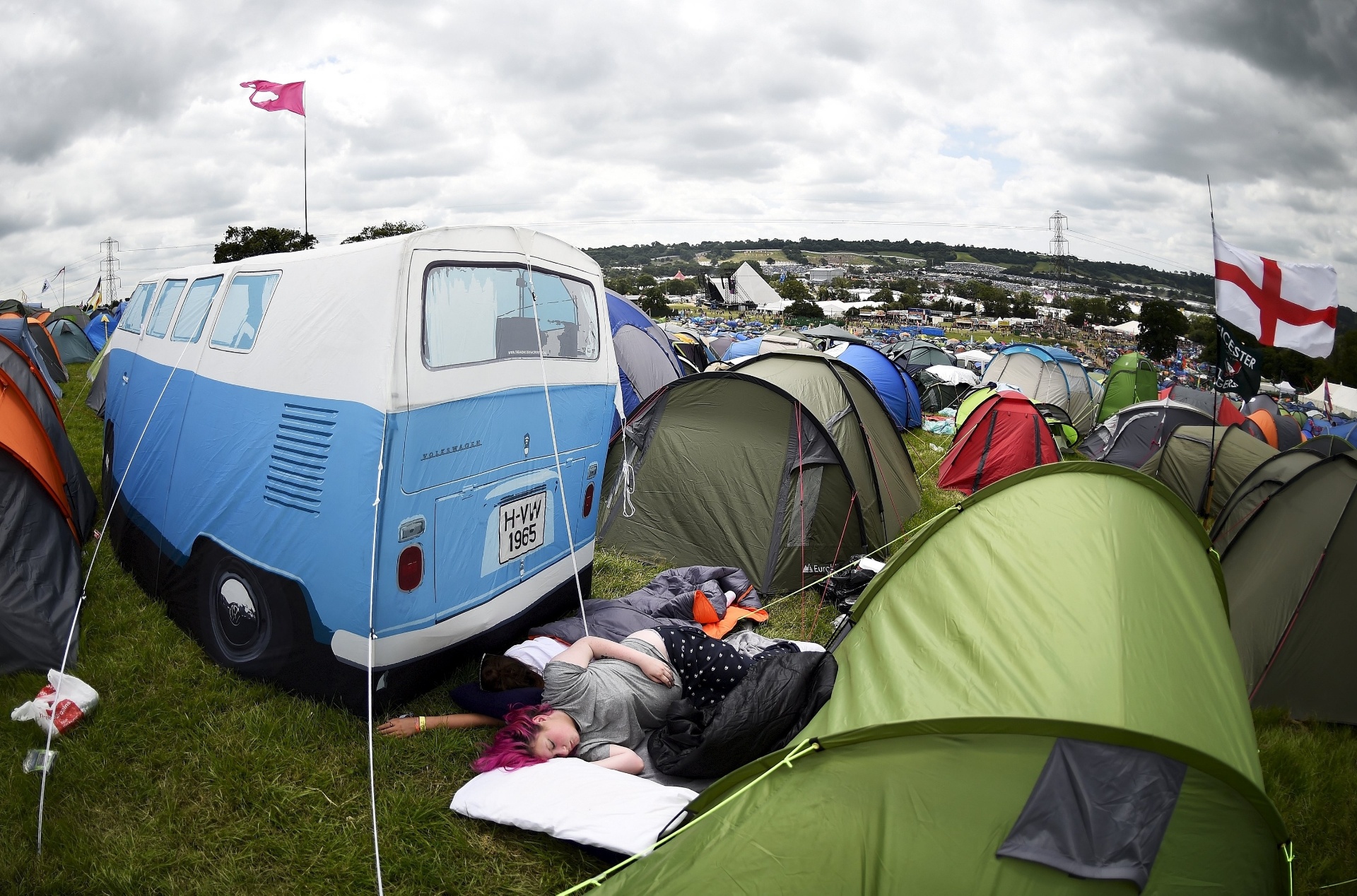 24.jun.2015 - Fãs dormem acampados em Glastonbury para acompanhar os quatro dias de festival. - Dylan Martinez/Reuters