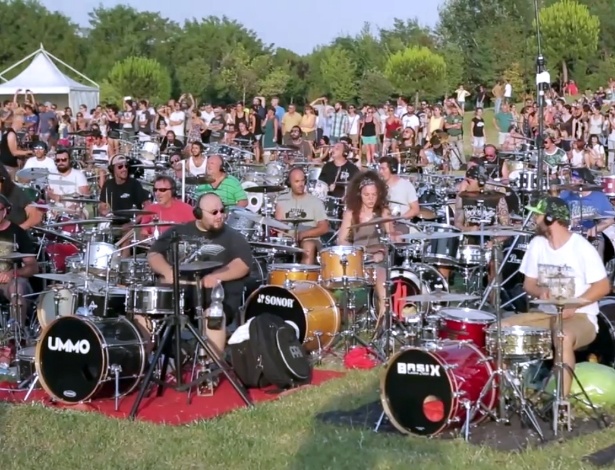 Vídeo gravado na cidade de Cesena, na Itália, reuniu mil músicos tocando "Learn to Fly", do Foo Fighters, para pedir que a banda faça show no local - Reprodução