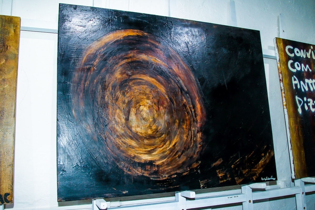 13.ago.2015 - Ana Carolina afirma pintar sobre as telas dispostas no chão e desenvolveu técnicas com a artista Kate Van Scherpenberg - Manuela Scarpa/Photo Rio News