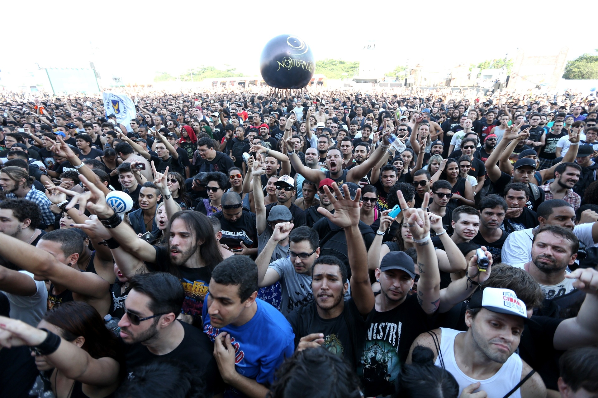 19.set.2015 - Público curte o show do Noturnall, primeira banda a se apresentar no segundo dia do festival Rock in Rio 2015. - Fábio Motta/Estadão Conteúdo