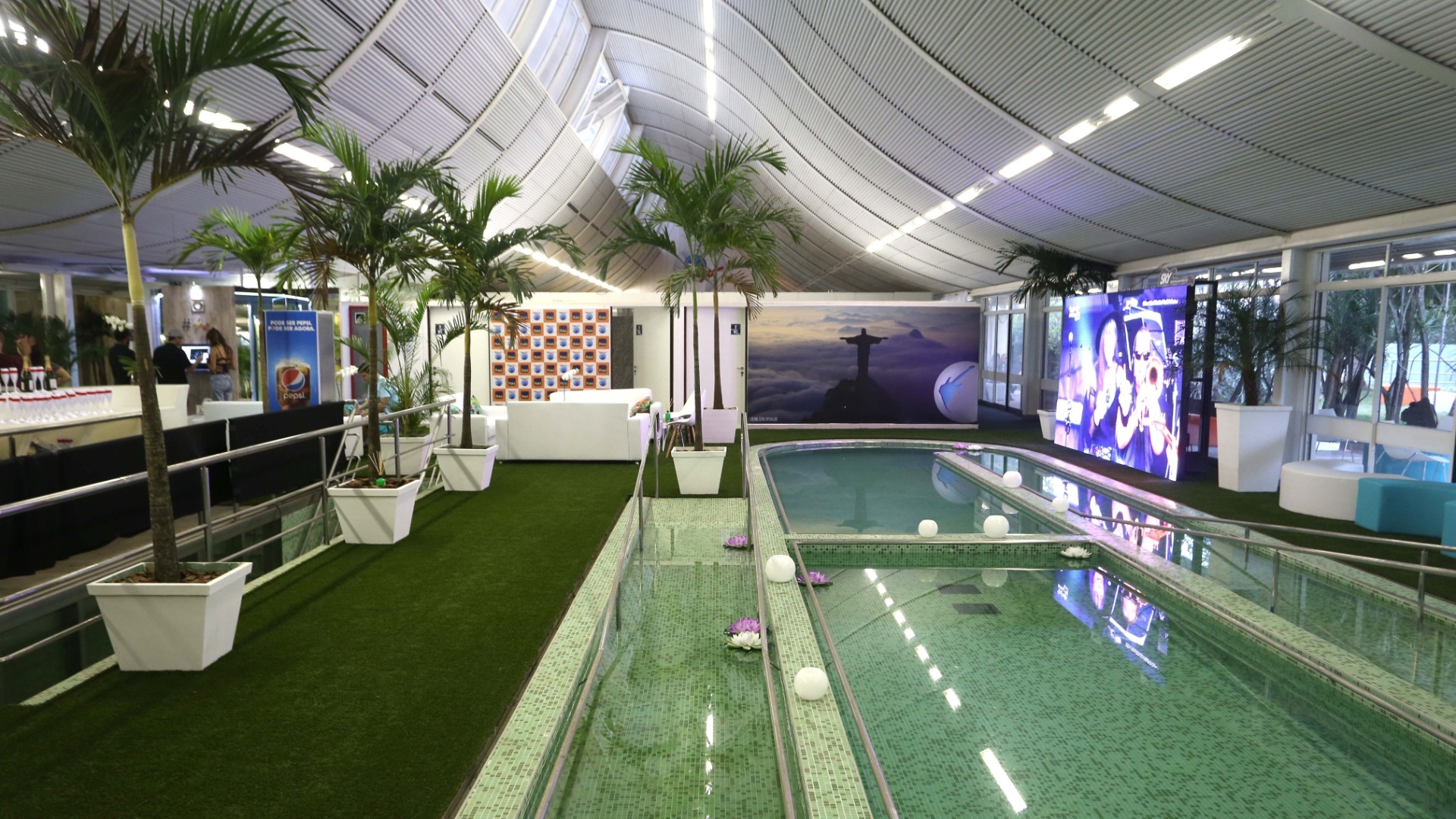 O UOL teve acesso ao espaço VIP dos artistas, que conta com espaços para massagens, maquiagem, bar com comida e bebida liberada, além de vários sofás, poltronas e duas piscinas. - Marco Teixeira/UOL