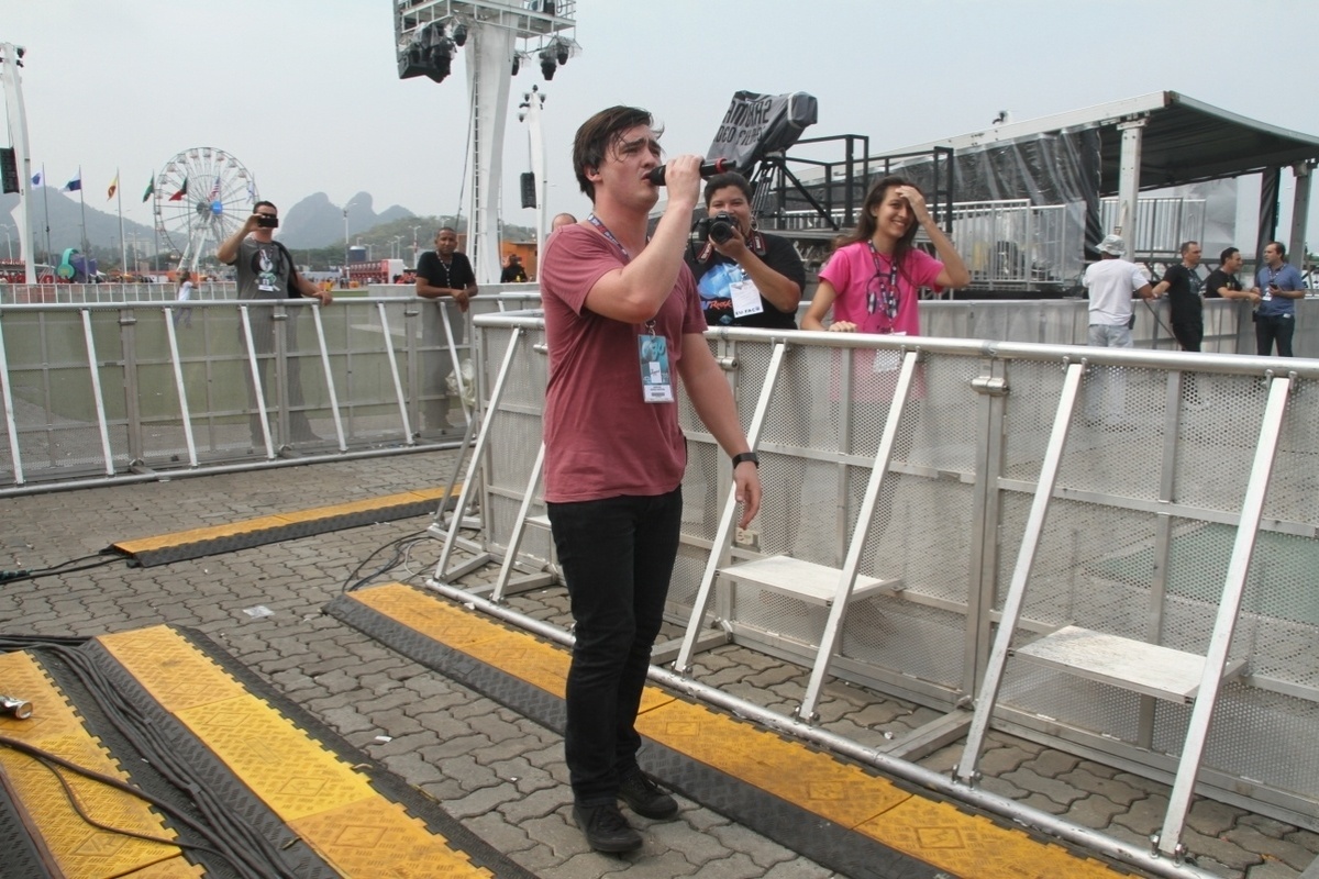26.set.2015 - A banda Sheppard, que vai se apresentar no palco Mundo as 21h, passa o som no começo de tarde. O vocalista, George Sheppard, desceu a tirolesa enquanto testava o som. - Graça Paes/Foto Rio News