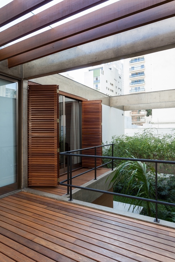 Da varanda com deck e pergolado de madeira vê-se as portas- veneziana da suíte máster do casal que se abrem para os jardins. A Casa Jardins é um projeto do escritório CR2 Arquitetura - Fran Parente/ Divulgação