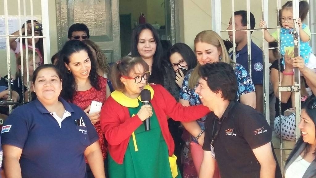 7.dez.2015 - Maria Antonieta de las Nieves, a Chiquinha da série mexicana "Chaves", se apresentou em um local, no mínimo, inusitado. Durante sua turnê no Paraguai, a humorista fez show no presídio de Buen Pastor, surpreendendo as 500 detentas e as agentes carcerárias - Alexander Páez/Reprodução