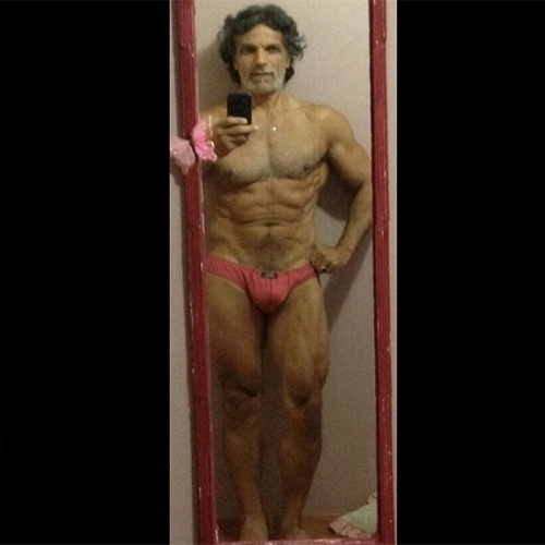 27.jan.2016 - Aos 56 anos, o ator Victor Wagner postou uma foto em seu Facebook de cueca e exibiu o corpo em forma. "O problema das férias é Isso. - Reprodução/Facebook