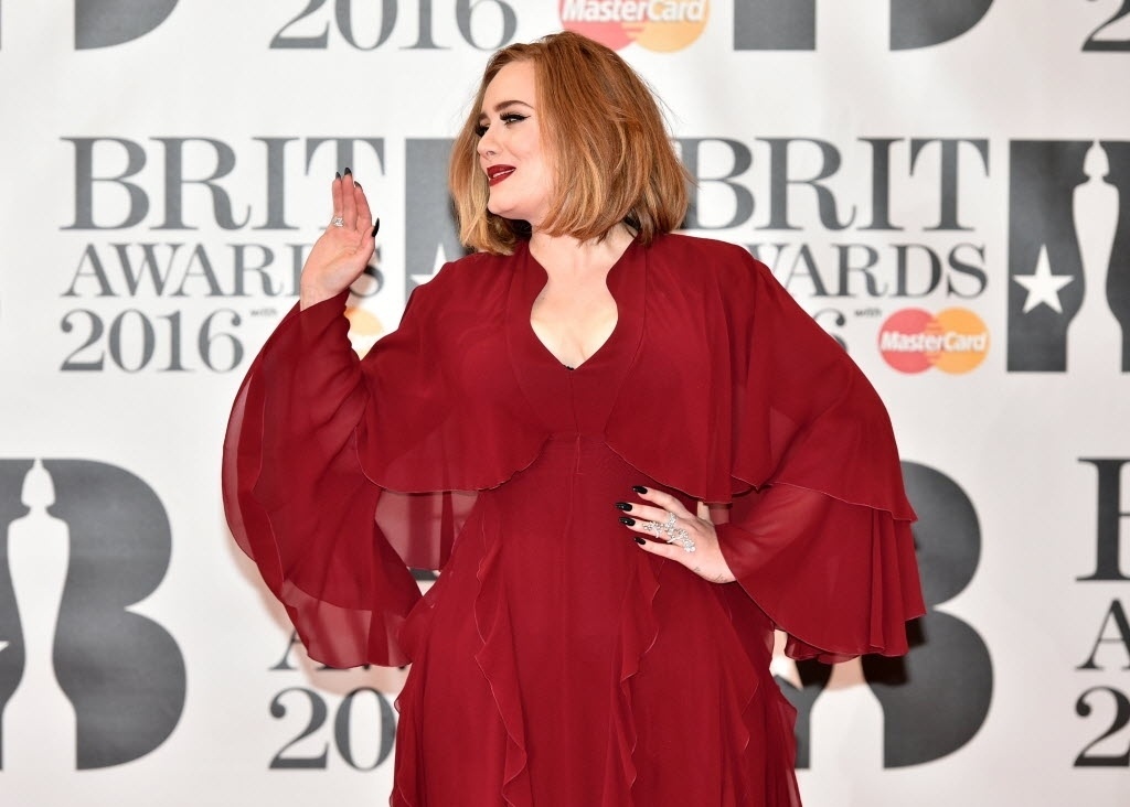 24.fev.2016 - A cantora inglesa Adele passa pelo tapete vermelho do Brit Awards, na Arena O2, em Londres - Niklas Halle'n/AFP