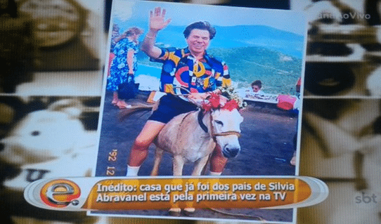 3.abr.2016 - Silvia Abravanel, filha número dois do apresentador e empresário Silvio Santos, mostrou em reportagem veiculada na tarde deste domingo (3) a imagem do pai montado em um jegue - Reprodução/SBT